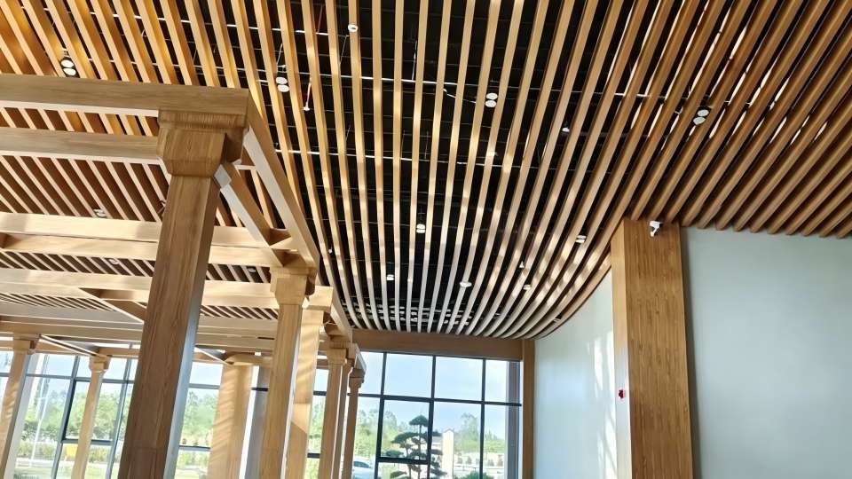 Design Application Cases of Curved Aluminum Baffles in Commercial Complexes